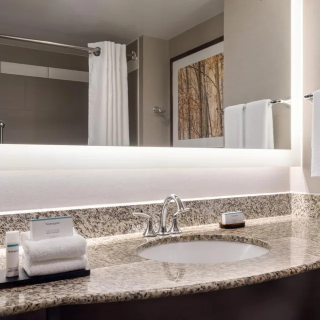 جناح ركني بسرير كينج بغرفتين مع أريكة، Embassy Suites By Hilton Atlanta Alpharetta 4/4