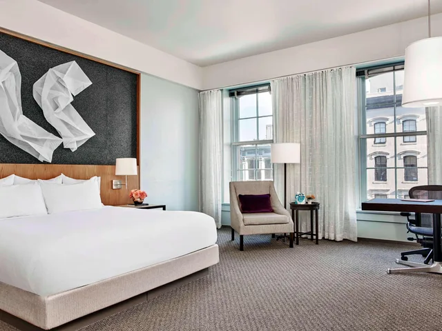 غرفة بسرير كينج، 21C Museum Hotel Louisville 2/3