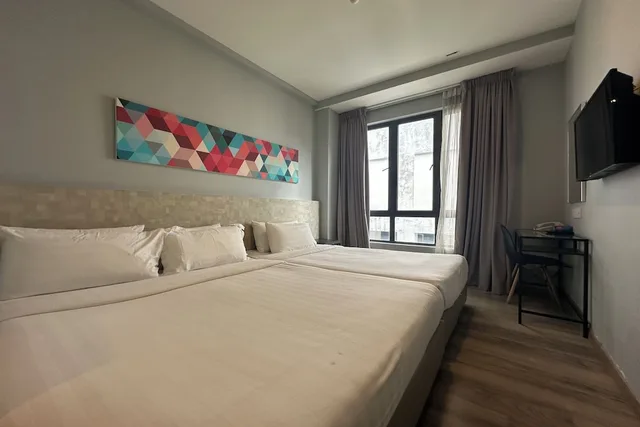 غرفة ديلوكس ثلاثية بسرير مزدوج وسرير فردي، OYO Townhouse, Selayang formerly RHR Hotel 1/5