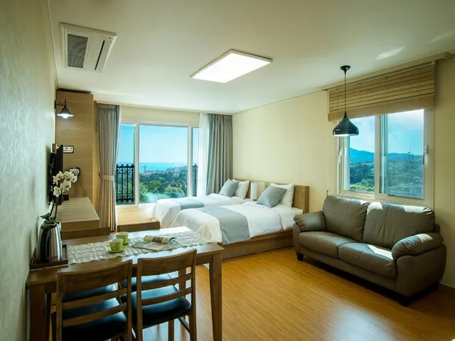 جناح بسرير مزدوج وسريرين منفصلين، Haerian Hotel 2/2