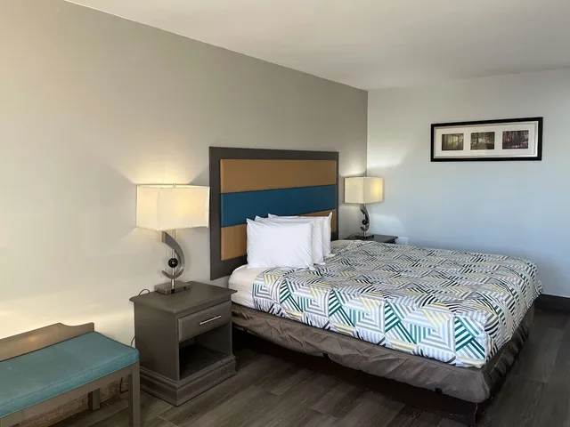 غرفة ديلوكس بسرير كينج للمدخنين، Motel6 Greenville, NC – ECU-Medical Center 2/3
