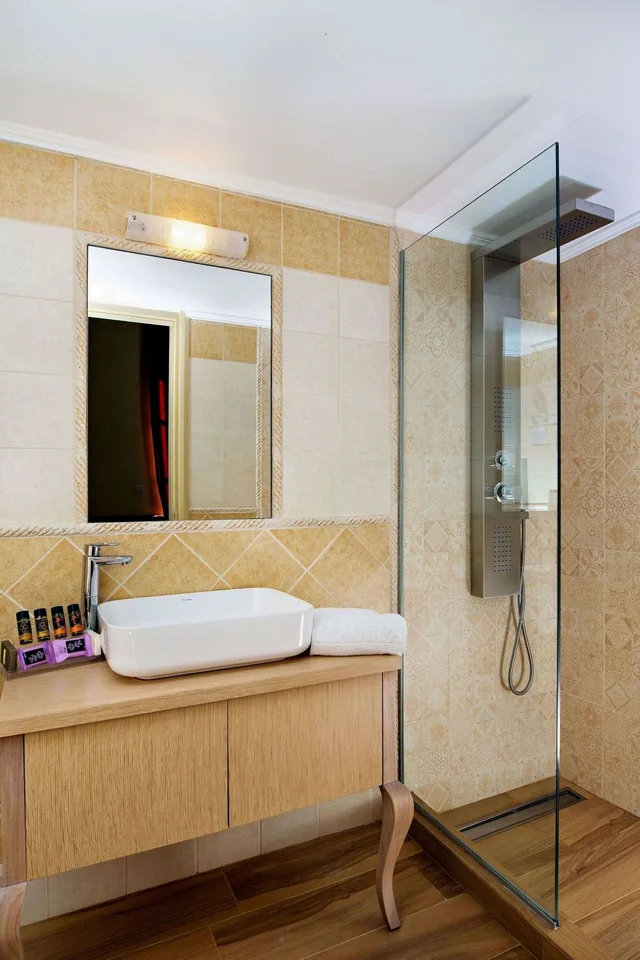 غرفة بريميوم بسرير كينج بإطلالة على البحر بغرفة نوم واحدة مع أريكة، HALEPA HOTEL 5/5