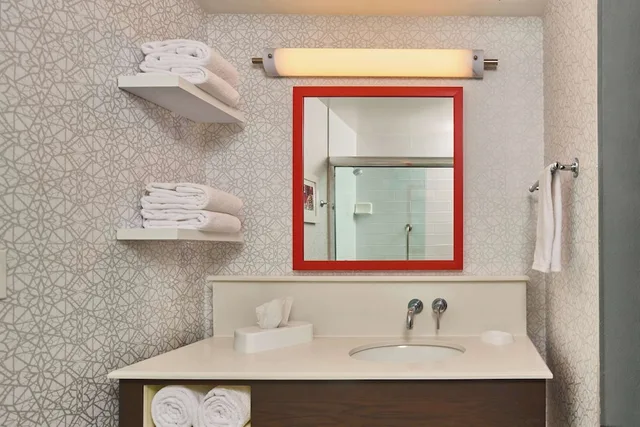 غرفة قياسية بسرير كينج بمطبخ صغير، Hampton Inn Anchorage 6/8