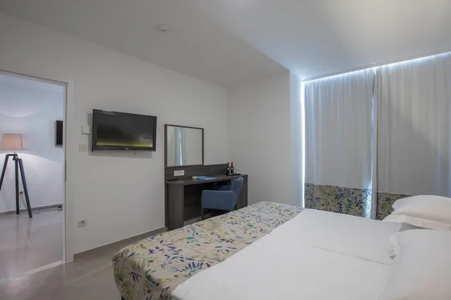 جناح بسريرين منفصلين بشرفة مع أريكة، Bluesun Hotel Alga 1/7