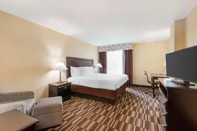 غرفة بسرير كينج بحوض استحمام لذوي الإعاقة، Best Western Plus Victor Inn & Suites 5/8