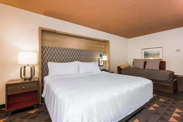 غرفة قياسية بسرير كينج مع سرير سحّاب إضافي، Holiday Inn Boone - University Area, an IHG Hotel 2/3
