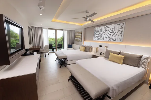 جناح جونيور فاخر بسريرين كوين مع أريكة، Royalton Riviera Cancun An Autograph Collection All Inclusive Resort Casino 1/10