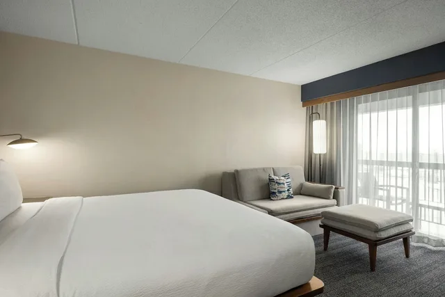 غرفة بسرير كينج لذوي الإعاقة، Courtyard By Marriott Kokomo 1/6