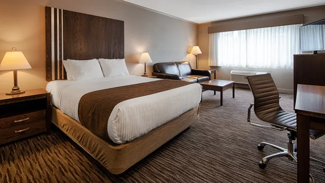 غرفة بسرير كينج مع أريكة، Best Western Mountainview Inn 2/3
