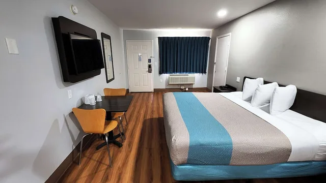 1 King Bed - Mobility Accessible Tub, Nsmk، Motel6 Webster Tx Houston Nasa Lake 1/7