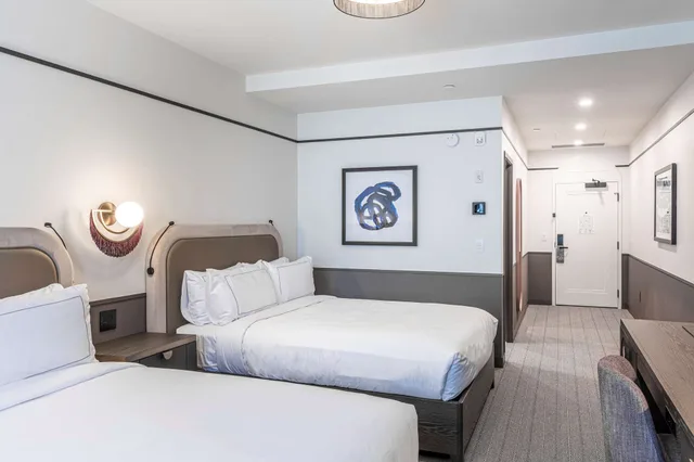 Room, Single, 2 Queen Beds، The Westley Calgary Downtown, Tapestry Collection by Hilton 1/4