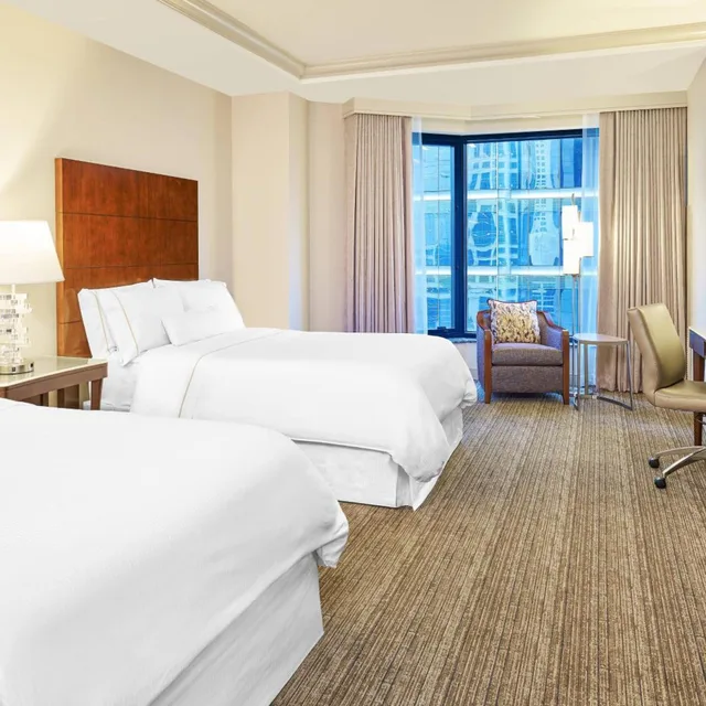 غرفة تقليدية بسريرين مزدوجين بحوض استحمام لذوي الإعاقة، Westin Chicago River North 2/6