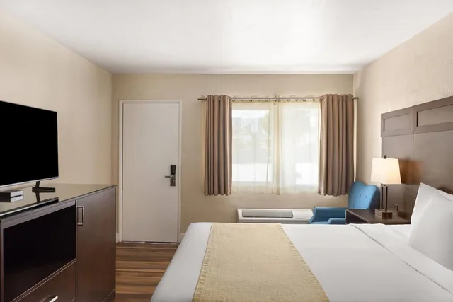 Standard, Queen Bed, Travelodge by Wyndham Everett City Center 2/7
