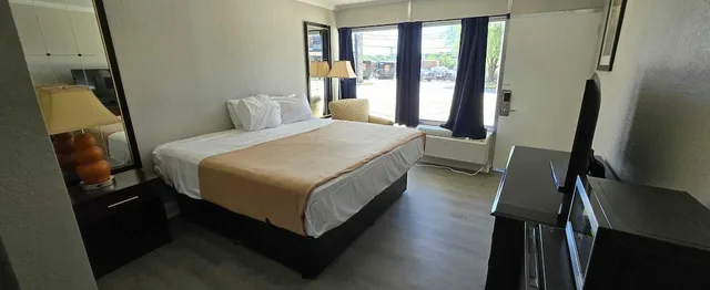Room, Queen Bed, Riverside Inn & Suites by OYO Danville Ceaser Casino 10/10