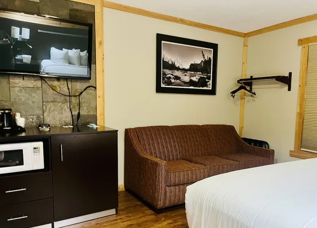 غرفة بسريرين كوين مع أريكة، Americas Best Value Inn-Wall 4/10