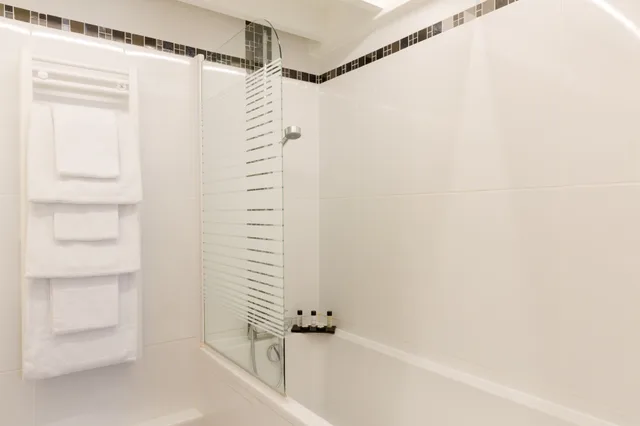 غرفة قياسية رباعية، Hotel the Originals City Rueil Centre 4/4
