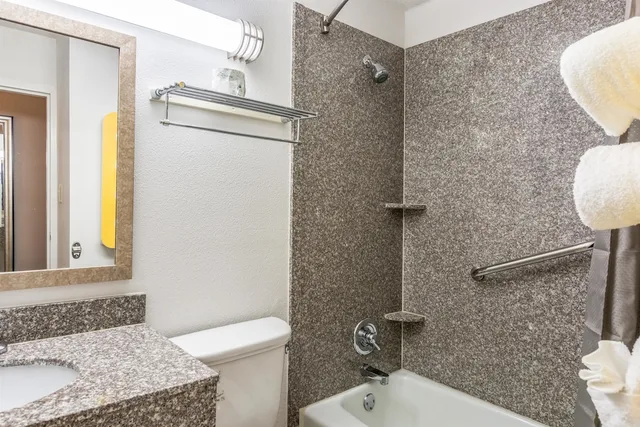 Deluxe, Queen Bed, Accessible, Motel6 Petersburg, VA - Fort Lee 9/10