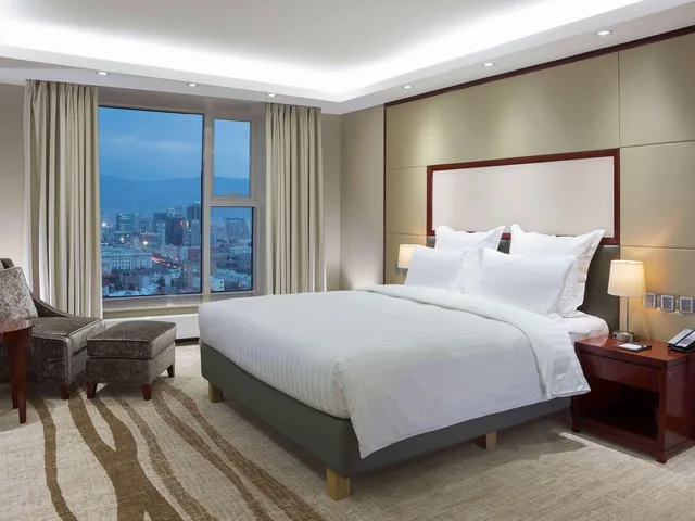جناح سوبيريور بسرير كينج بإطلالة على المدينة مع أريكة، Novotel Ulaanbaatar 1/2