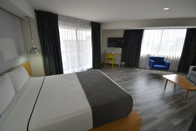 جناح جونيور بسرير كوين مع أريكة، Hotel Perla Central 1/3