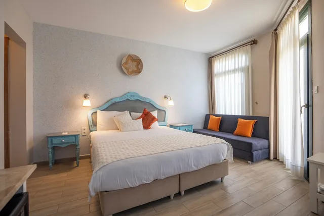 غرفة بسرير كوين بشرفة مع أريكة، Villa Marine Apart Hotel 4/4