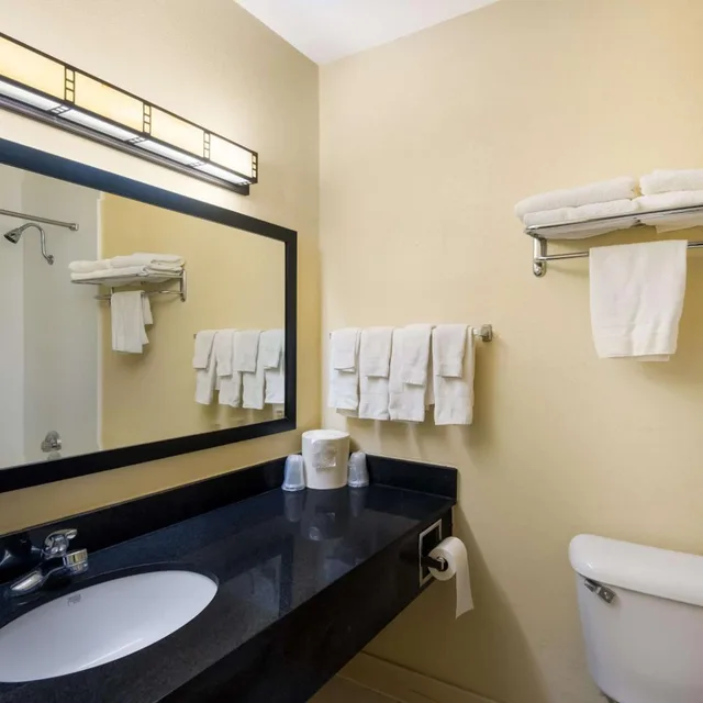 غرفة بسرير كينج في الطابق الأرضي، Best Western Prairie Inn & Conference Center 8/8