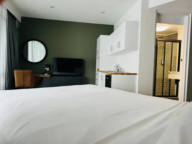 غرفة بسرير كوين بشرفة، Madison Hotel Tower Mill 4/7