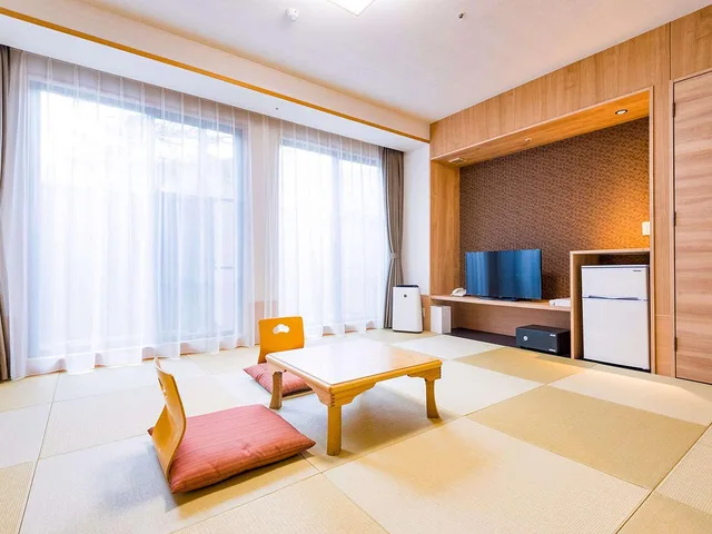 غرفة يابانية قياسية بفرشتي فوتون بأرضية تاتامي، Hotel Kisoji 2/3