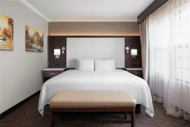 جناح بسرير كينج بغرفتين مع أريكة بمطبخ صغير بحوض استحمام، Best Western Premier Bridgewood Resort Hotel 4/6