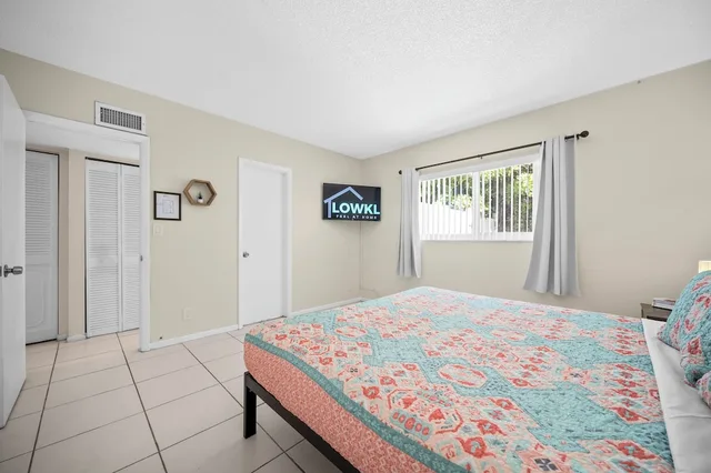 غرفة سوبيريور بسرير كينج بغرفة نوم واحدة مع أريكة بمطبخ، Coco Palms Apartments by Lowkl 2/4