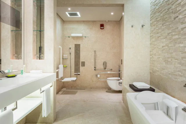 room, Le Meridien Dubai Hotel and Conference Centre 5/6