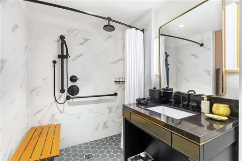 غرفة قياسية بسرير كينج، C. Baldwin Curio Collection by Hilton 1/1