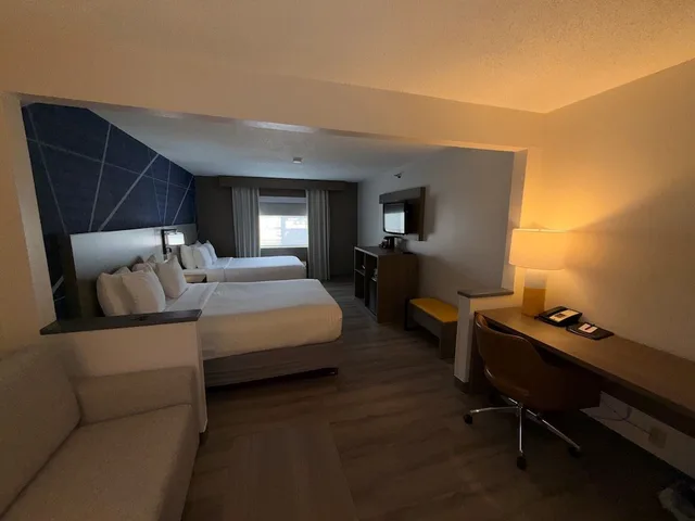 جناح بسريرين كوين مع أريكة، Comfort Suites Lincoln North 7/10