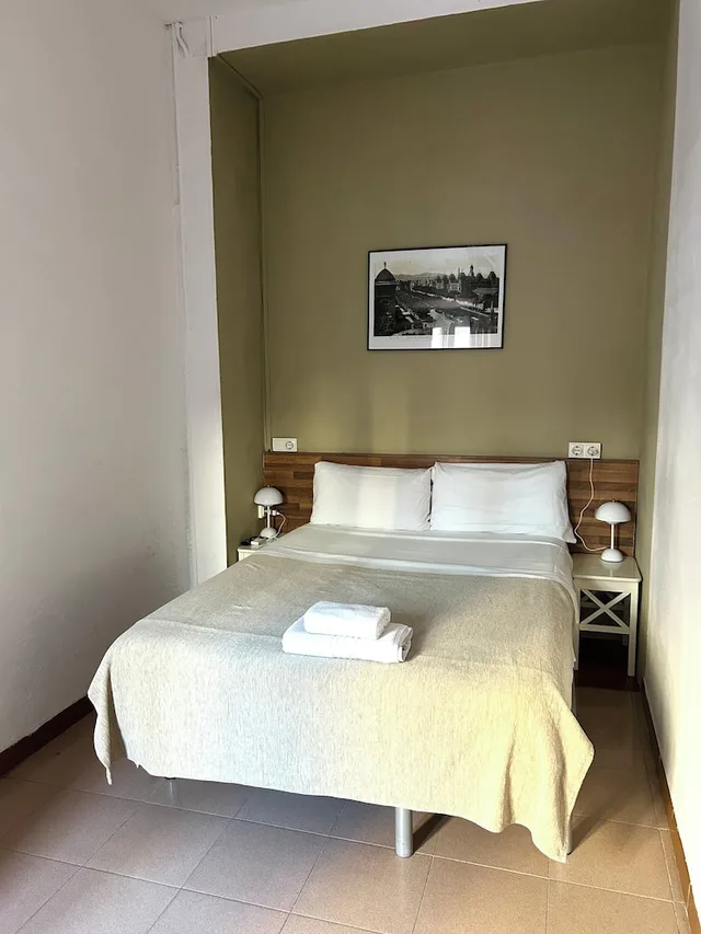 غرفة بسرير مزدوج أو سريرين منفصلين بحمام مشترك، Hostal Delfos 5/10