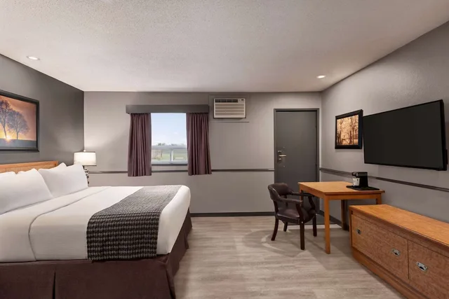 Room, King Bed, Exterior Entrance، Travelodge By Wyndham Brandon 2/6
