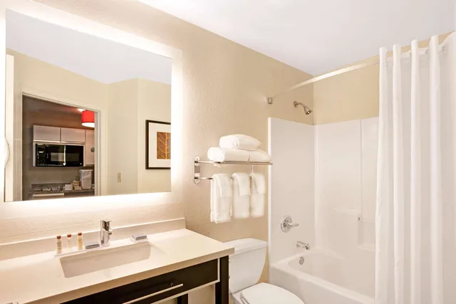 غرفة بسرير كوين، MainStay Suites Chicago Schaumburg 3/3