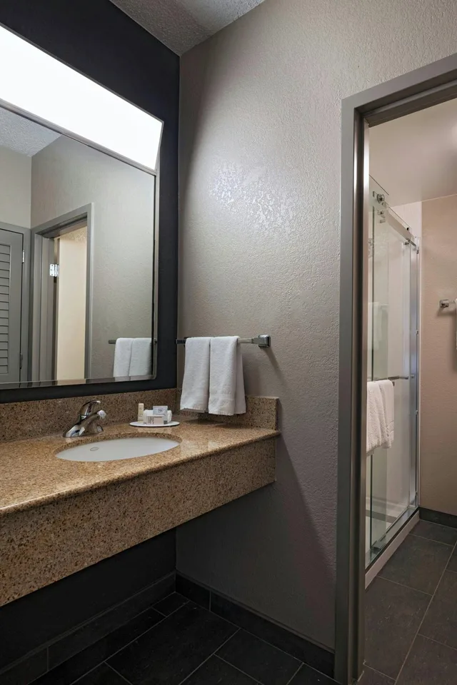 غرفة بسرير كينج، Courtyard by Marriott Medical Center San Antonio 2/4