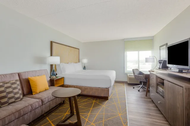 غرفة بريميوم بسرير كينج في طابق مرتفع، Holiday Inn La Mirada 2/5