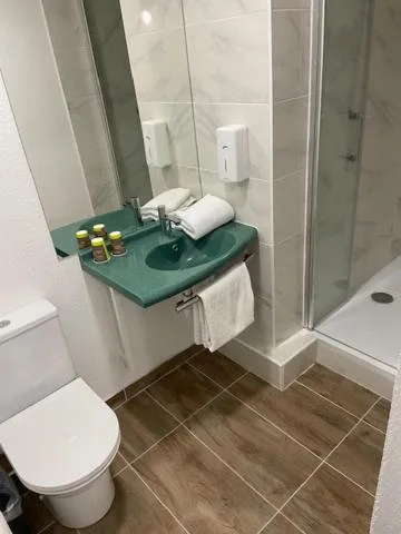 غرفة ثلاثية بسرير فردي بحمام خاص، Hotel ClassEco Gent 2/4