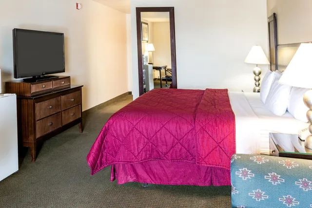 غرفة بسرير كينج بشرفة مع أريكة، Cedars Inn 4/7
