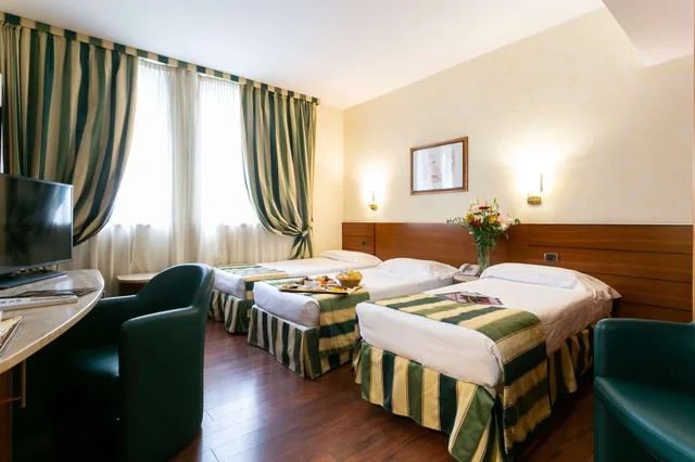غرفة قياسية بسرير كينج مع سرير إضافي، Hotel Mirage Sure Hotel Collection By Best Western 6/8