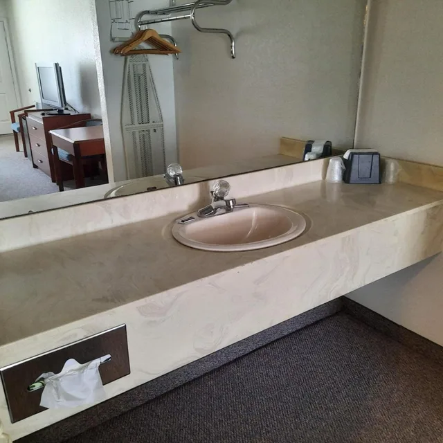 غرفة قياسية بسرير كوين، Blue Ribbon Inn and Suites 3/5