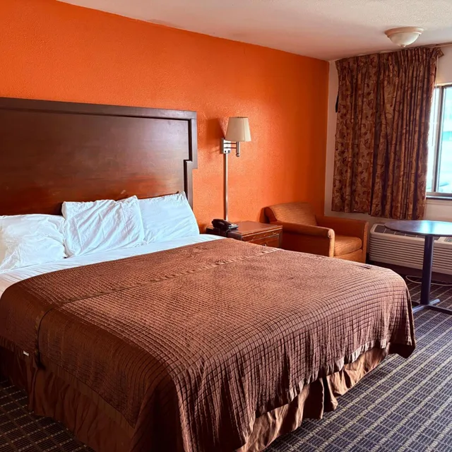 غرفة بسرير كينج للمدخنين، Regency Inn 3/9