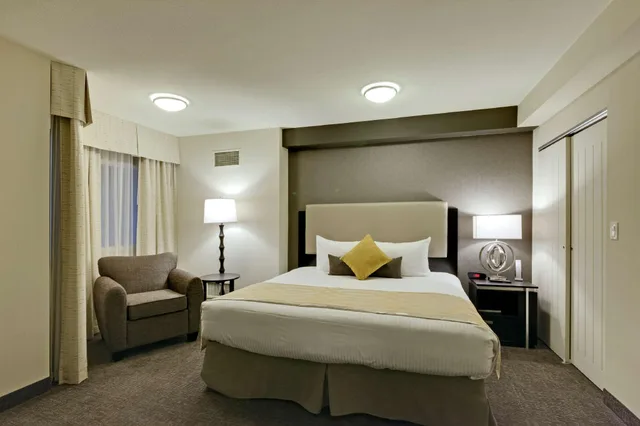 Coast, King Bed, Atrium View، Coast Kamloops Hotel And Conference Centre 1/1