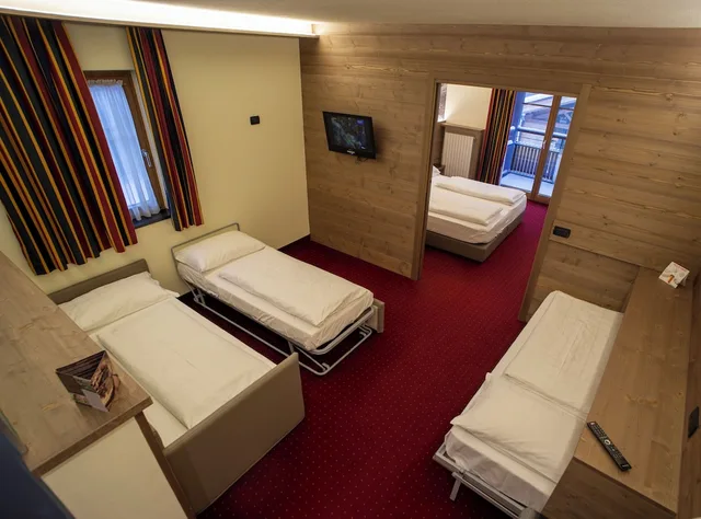 جناح بسرير فردي مع أريكة، Hotel Touring 2/4
