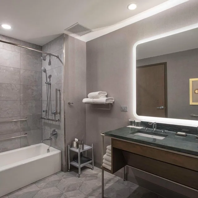 غرفة بسرير كينج بحوض استحمام لذوي الإعاقة، JW Marriott Charlotte 5/8