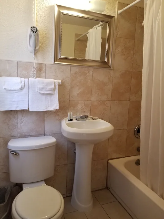 غرفة بسريرين مزدوجين، Parkway Inn Airport Motel 5/7