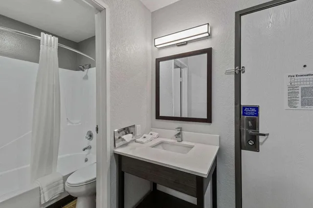 جناح بسرير كوين لغير المدخنين مع أريكة سرير، Motel6 Brighton, CO - Denver Northeast 7/7