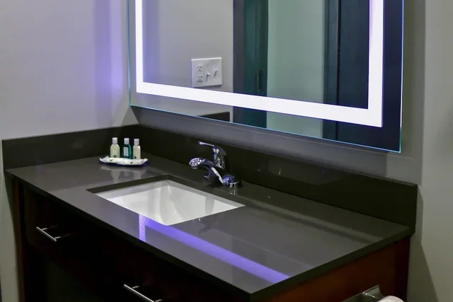 جناح بسرير كينج مع أريكة، Quality Inn and Suites Watertown Fort Drum 6/9