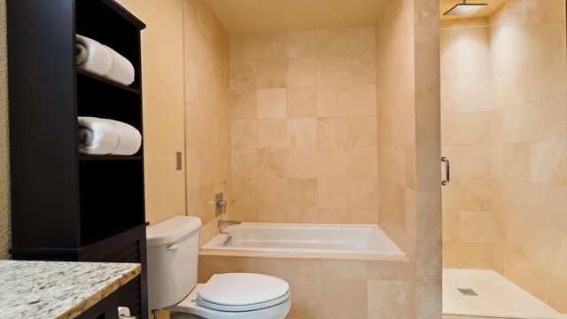 Suite, King Bed, Golf Course View, Living Area, Bathtub، Best Western Plus Plaza by the Green 4/5