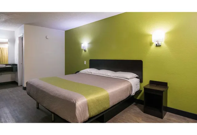 Room, King Bed, Smoking, Motel6 Irving, TX - Loop 12 3/10